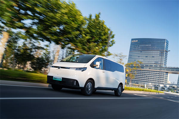 尊龙凯时大通MAXUS轻客家族“三电齐发”，大拿M1携手2025款新途EV70、新途EV90上市发布